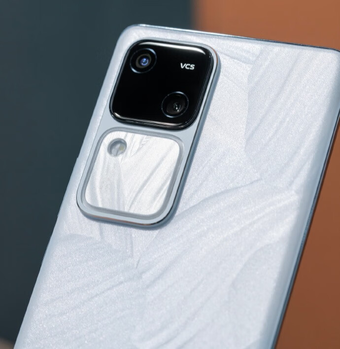 vivo S18 Pro旗舰自拍手机，自带影棚柔光灯？大家都卷起来吧