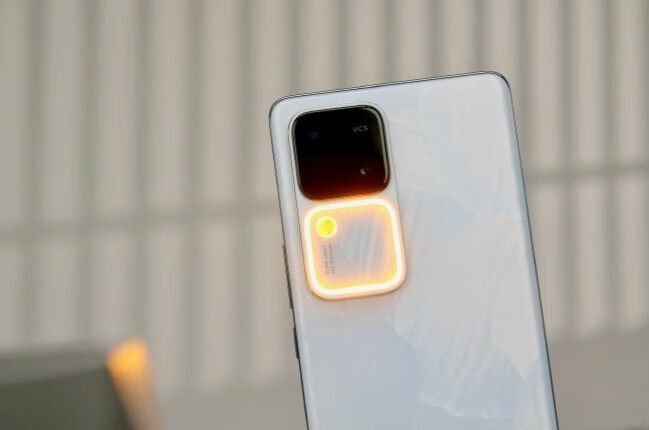 vivo S18拍照手机，自带柔光灯，拍人像天生高出一头