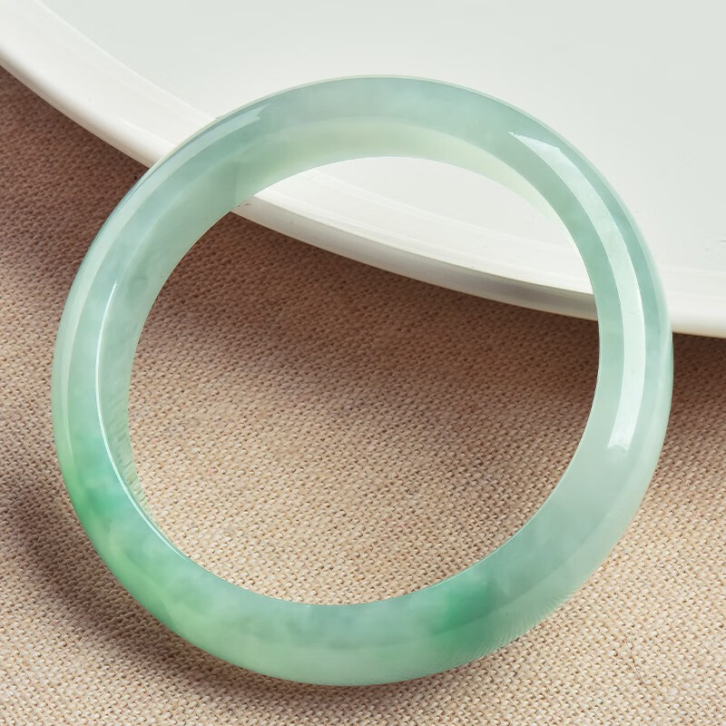 绿翠玉楼 淡雅柔和 翡翠手镯