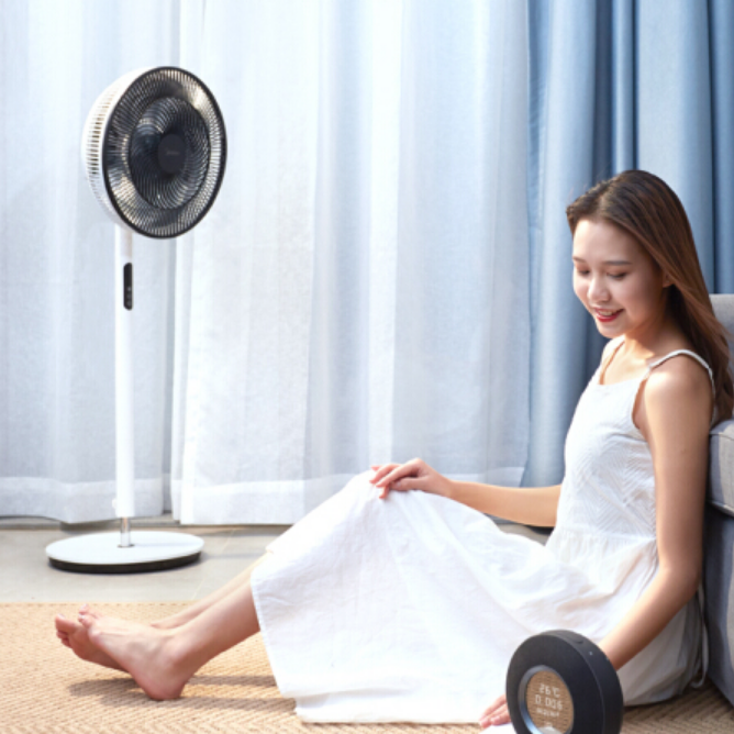 美的 风随温变电风扇