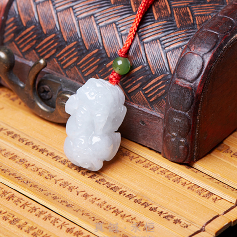 周大福 光泽细腻翡翠吊坠