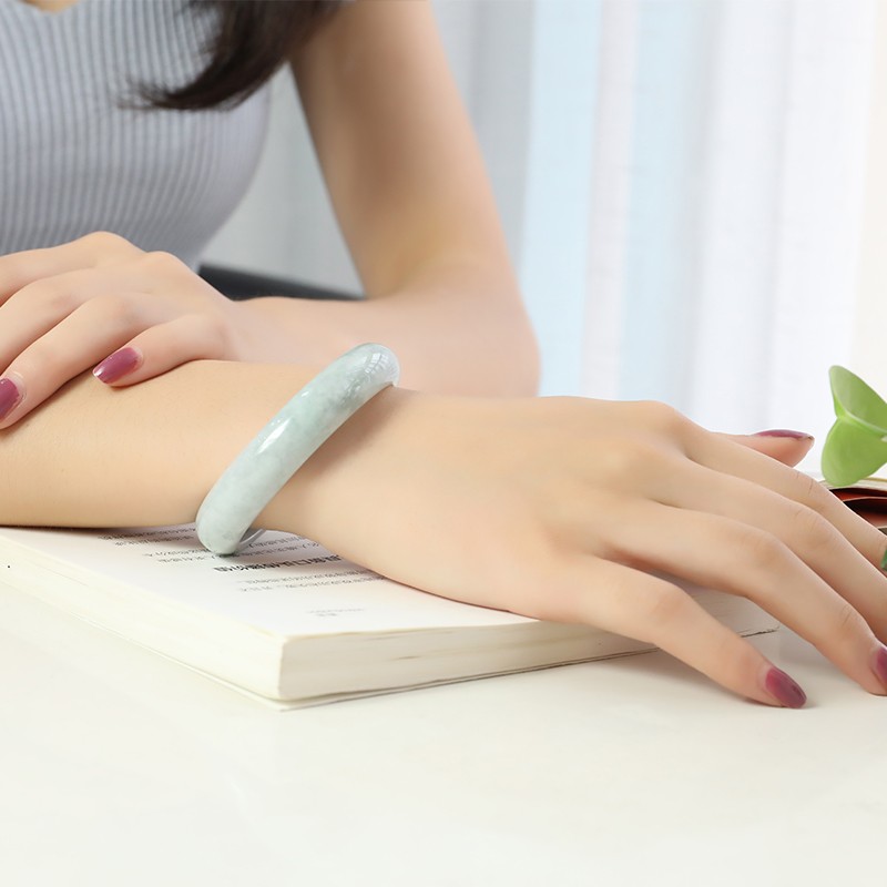 印象眸 淡绿色 翡翠手镯