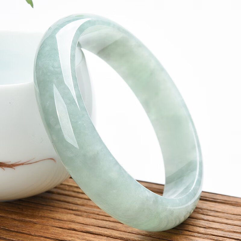 执玉珠宝 淡绿翡翠手镯