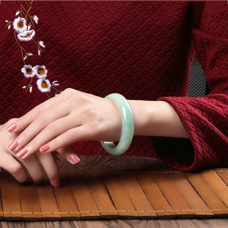 玉观澜 淡绿飘花翡翠手镯