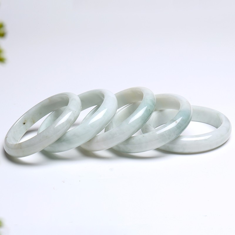 印象眸 淡绿色翡翠手镯