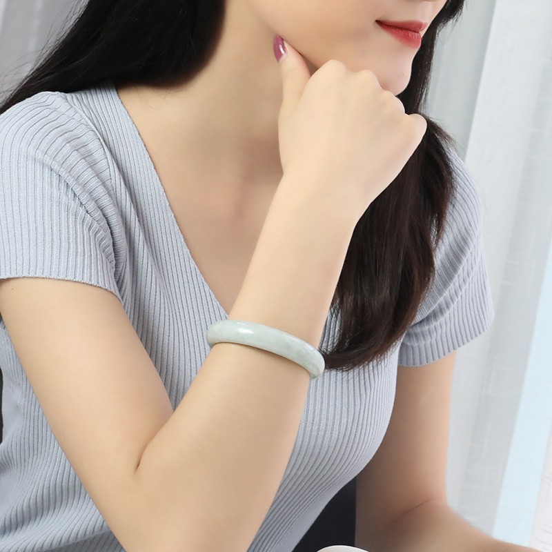 印象眸 淡绿色翡翠手镯
