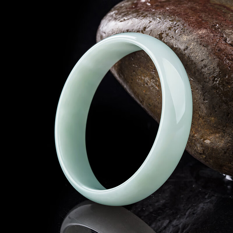 碧玉尊 冰糯种翡翠浅绿色玉镯