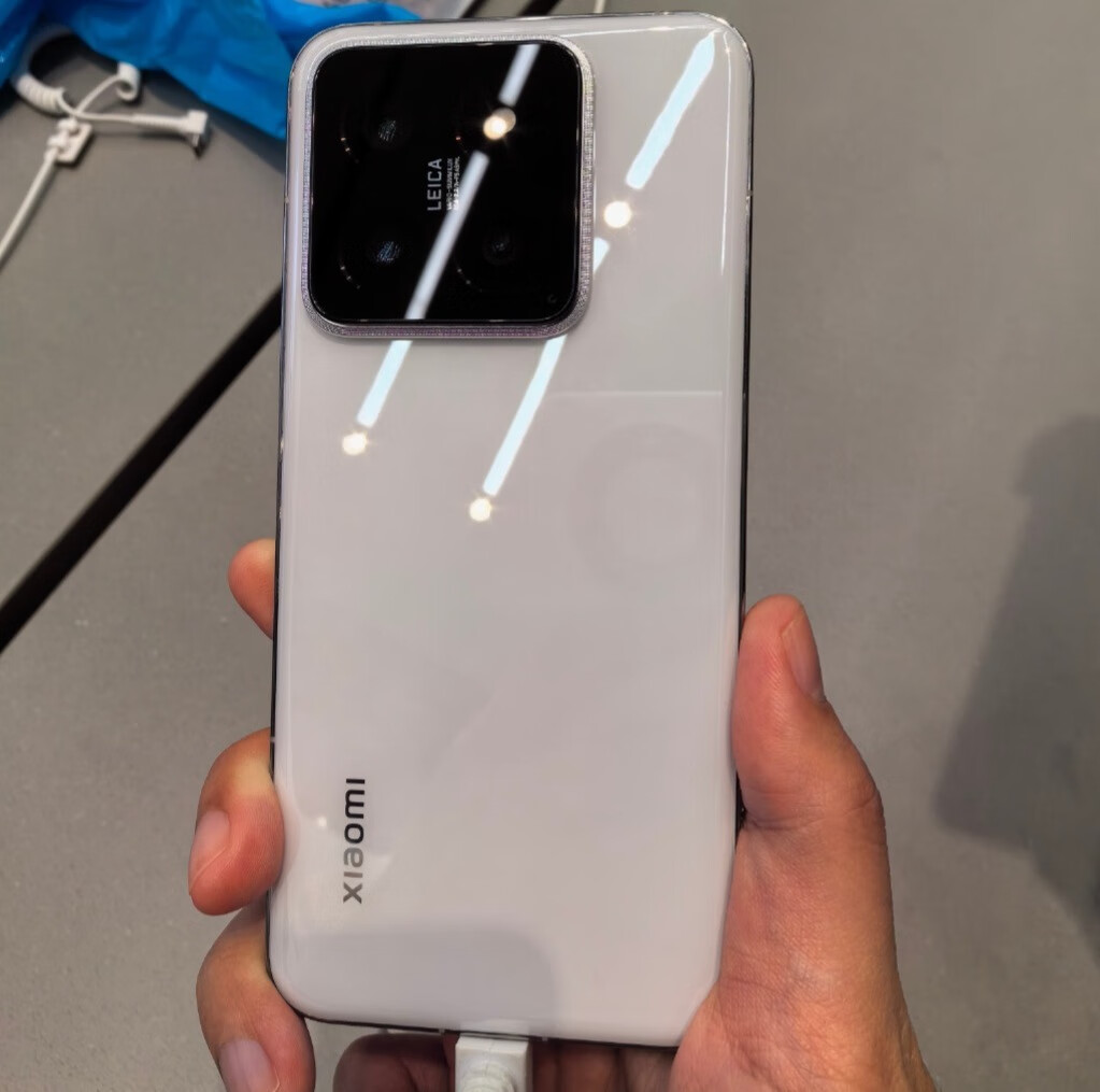 小米14Pro：全等深微曲屏、龙晶玻璃、1024级可变光圈，售价4999元起