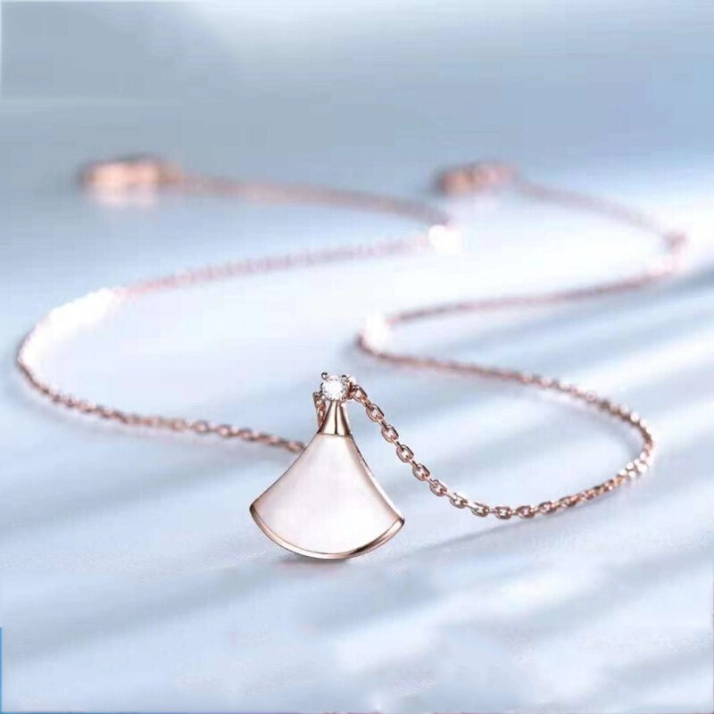 劳拉图 扇形吊坠小裙子项链