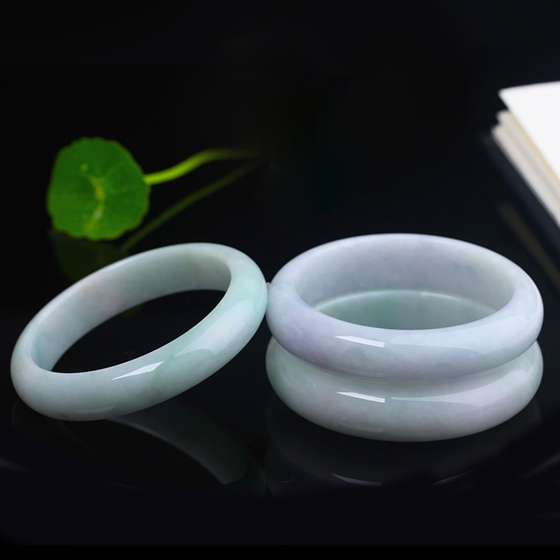 百博 精湛打磨翡翠手镯