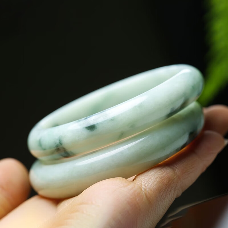 珍唯伊 素雅飘花翡翠手镯