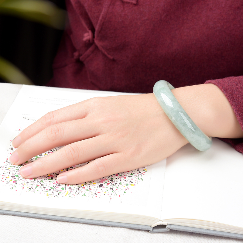 执玉珠宝 细致光滑翡翠手镯