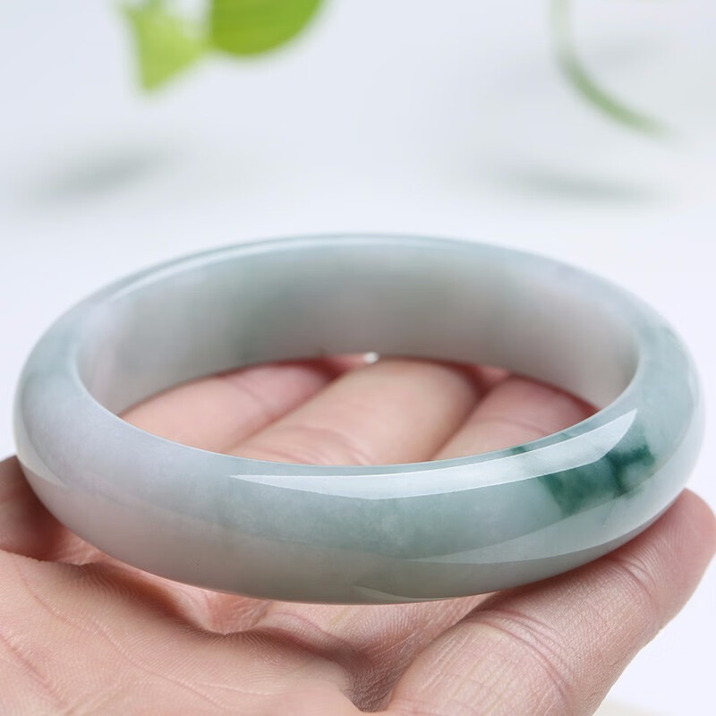 珍唯伊 温润细腻翡翠手镯