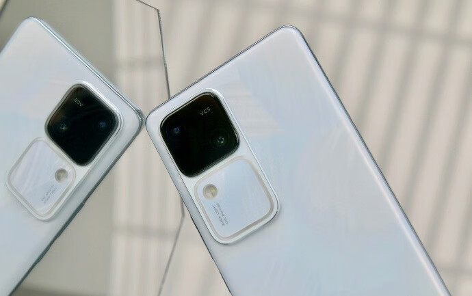 vivo S18拍照手机，自带柔光灯，拍人像天生高出一头