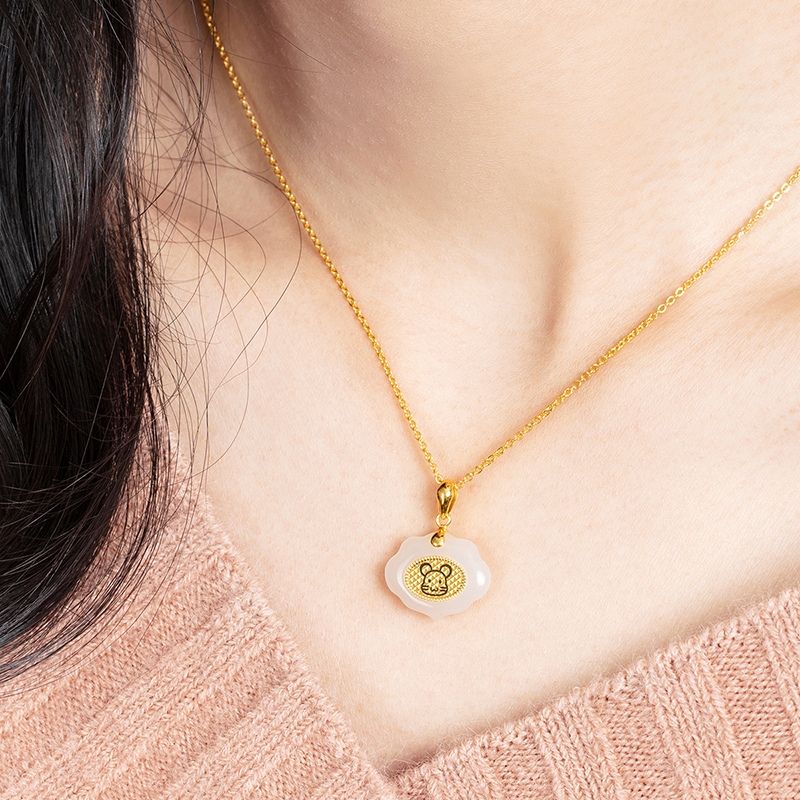 六福珠宝 生肖鼠黄金和田玉吊坠