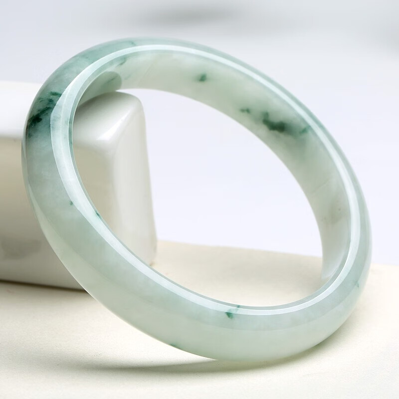 珍唯伊 细腻光洁翡翠手镯