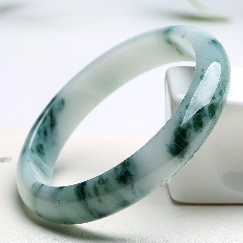 珍唯伊 质地通透翡翠手镯