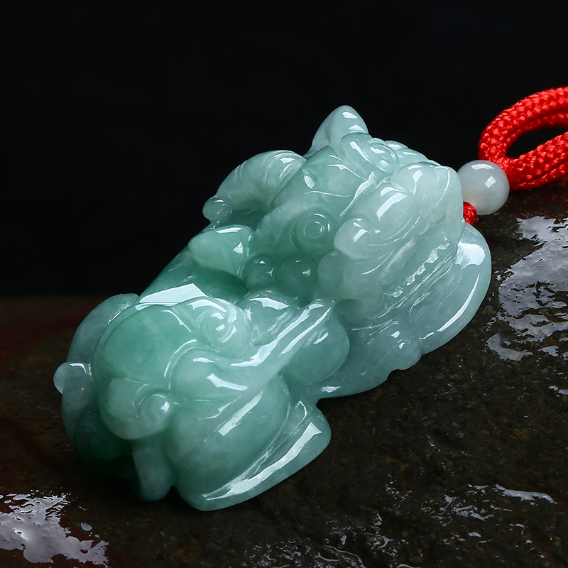 碧玉尊 饱满晶莹翡翠吊坠