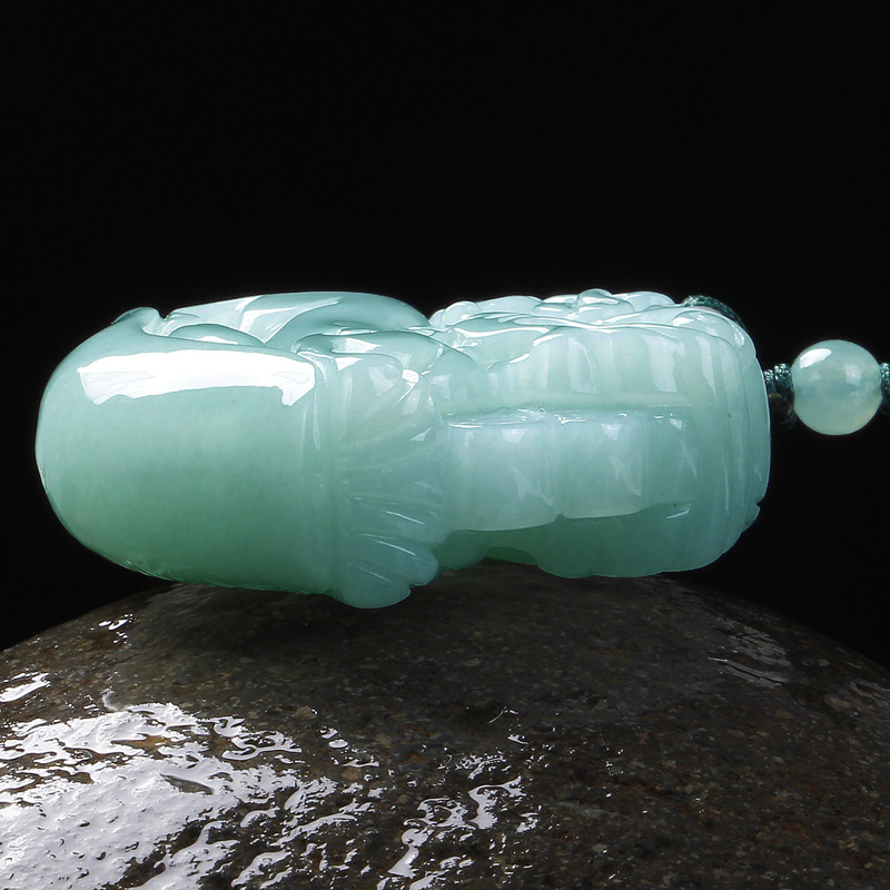 碧玉尊 双面雕刻翡翠吊坠