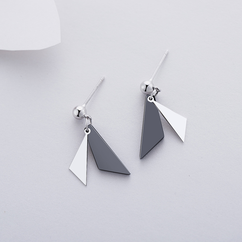 沫兰 黑与白三角时尚耳饰