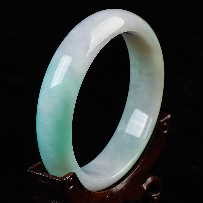 碧玉尊 简约易搭翡翠手镯