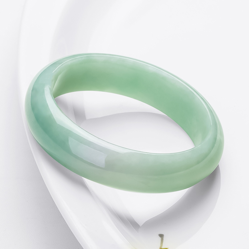 碧玉尊 清新灵动翡翠手镯