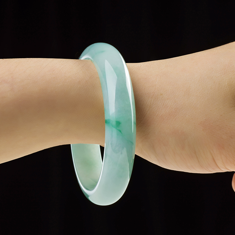 碧玉尊 精致飘花翡翠手镯