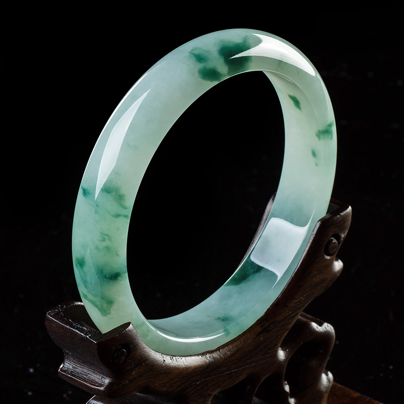 碧玉尊 饱满厚实 翡翠手镯