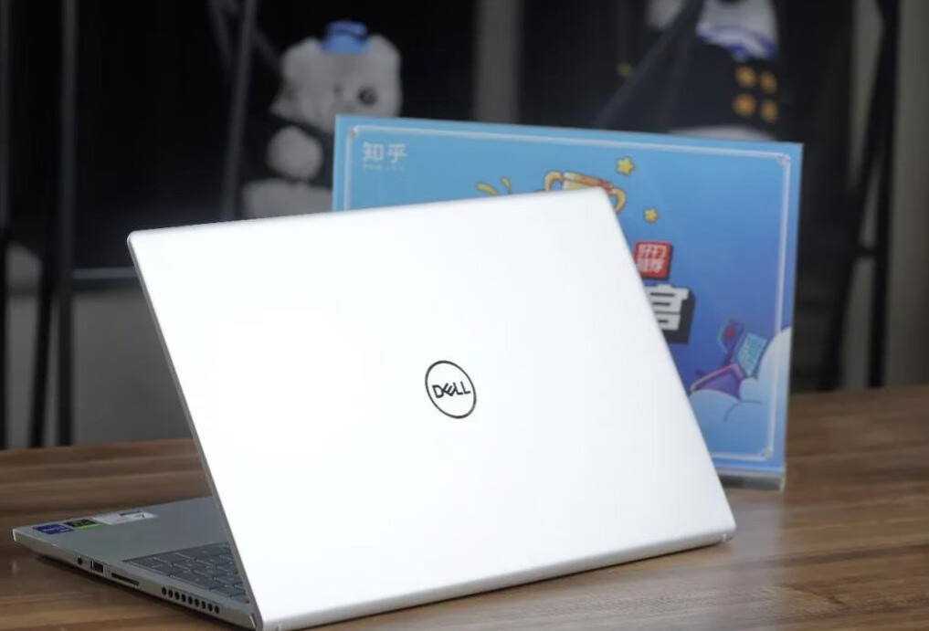 始于颜值,探索灵越15 Plus的性能密码-JinMo之家