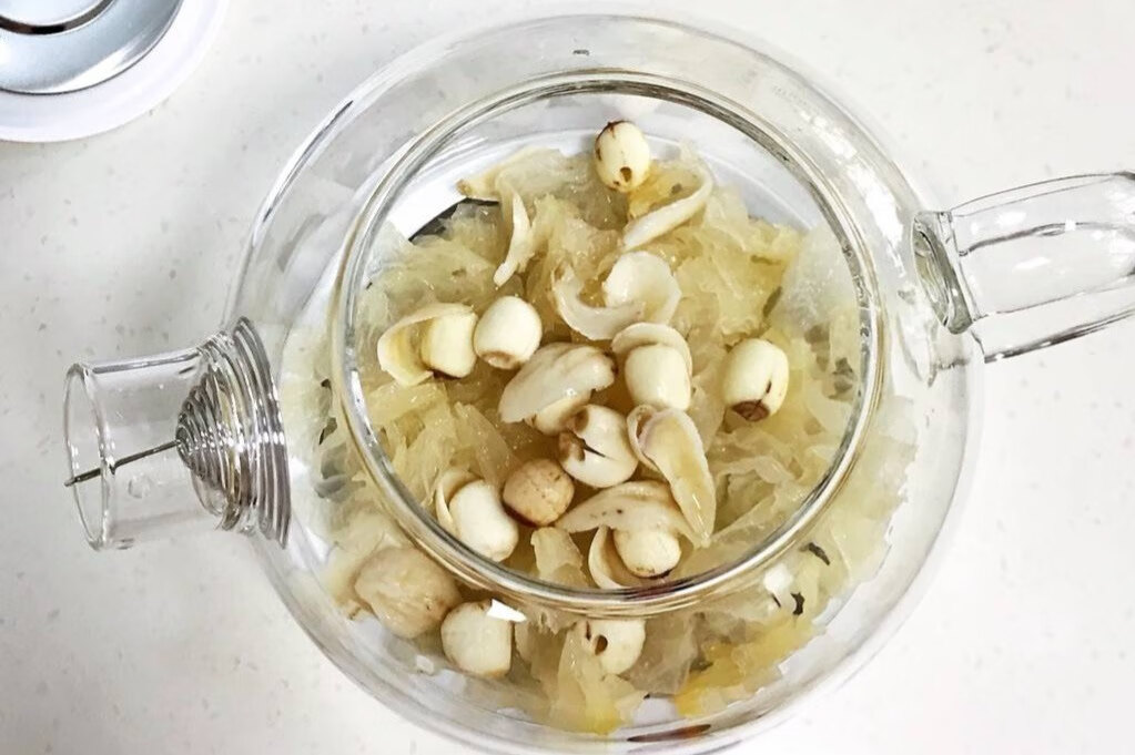 冬季多喝银耳汤,给身体补充水分,好喝颜值还高的第4张示图 冬季多喝银耳汤,给身体补充水分,好喝颜值还高的第4张示图