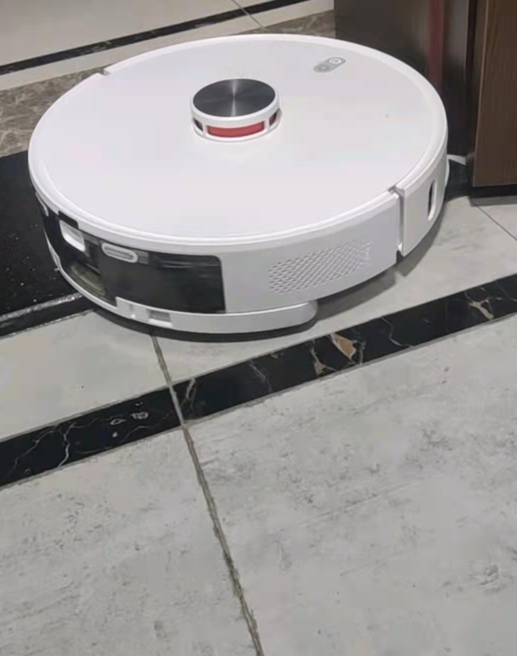 京东京造智能扫地机器人Z9测评：强力除尘，高效智能的第3张示图