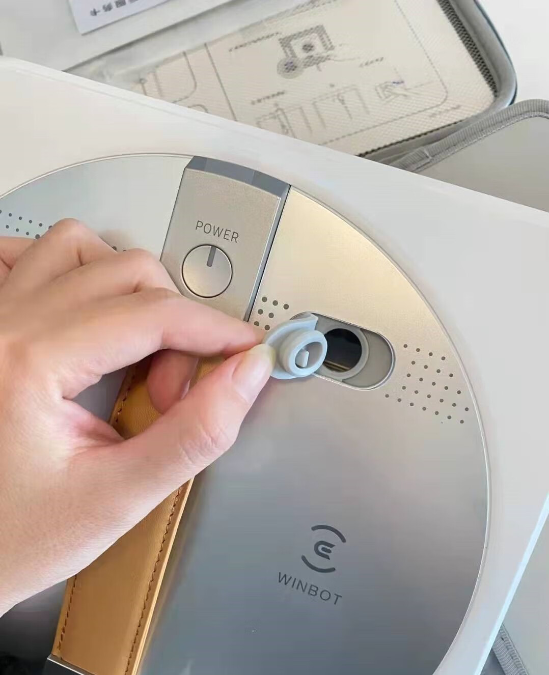 别让玻璃成了家居清洁的死角，擦窗机器人派上大用处的第3张示图