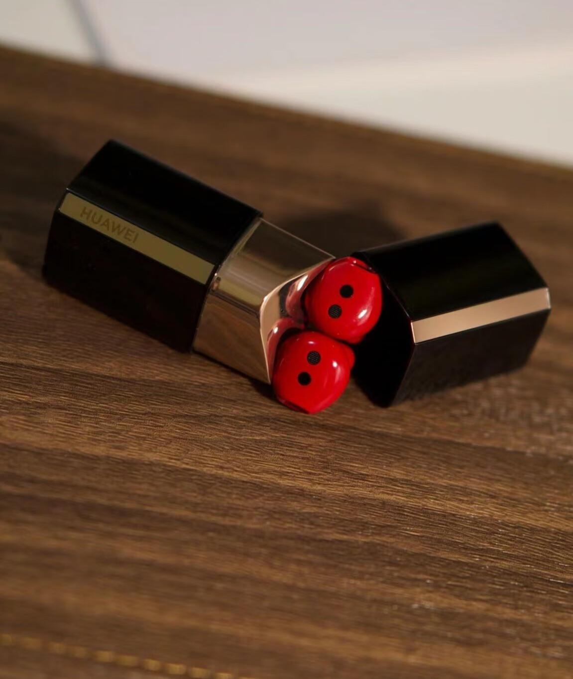 华为Lipstick耳机音质出众,佩戴体验感好!的第2张示图 华为Lipstick耳机音质出众,佩戴体验感好!的第2张示图