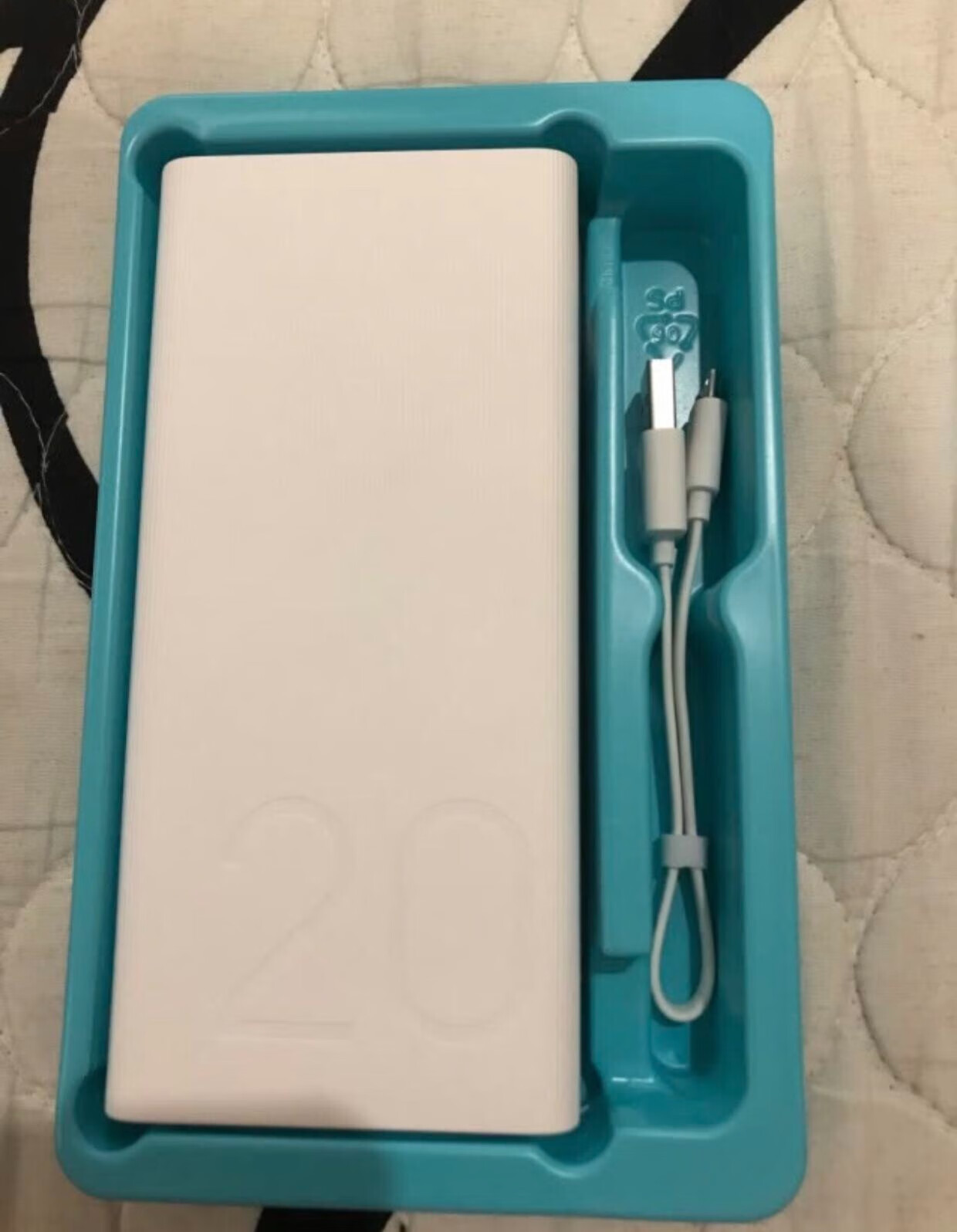 一个大容量高颜值的充电宝——荣耀移动电源-JinMo之家