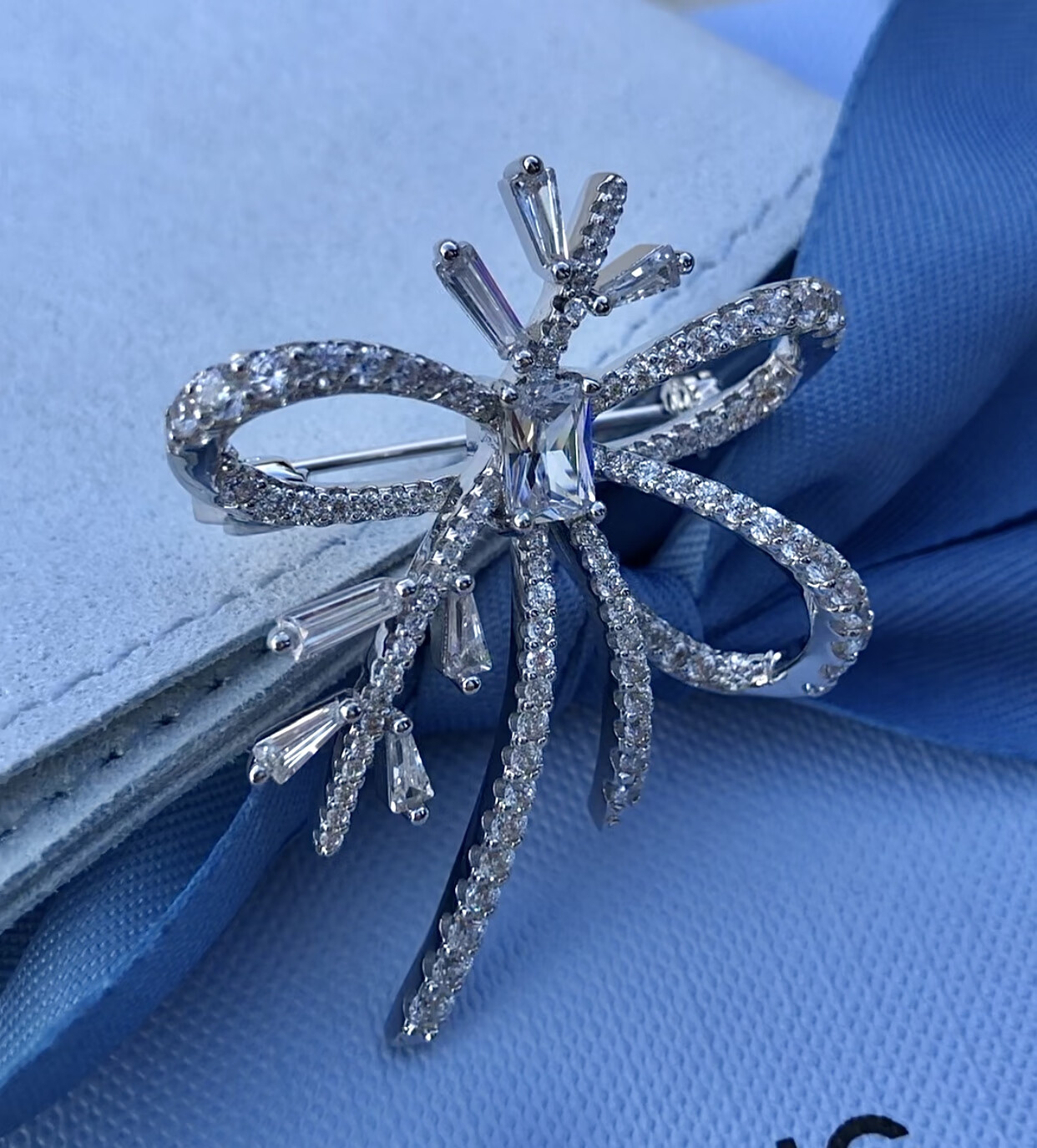 丝带初雪胸针点亮你的时尚穿搭！-JinMo之家