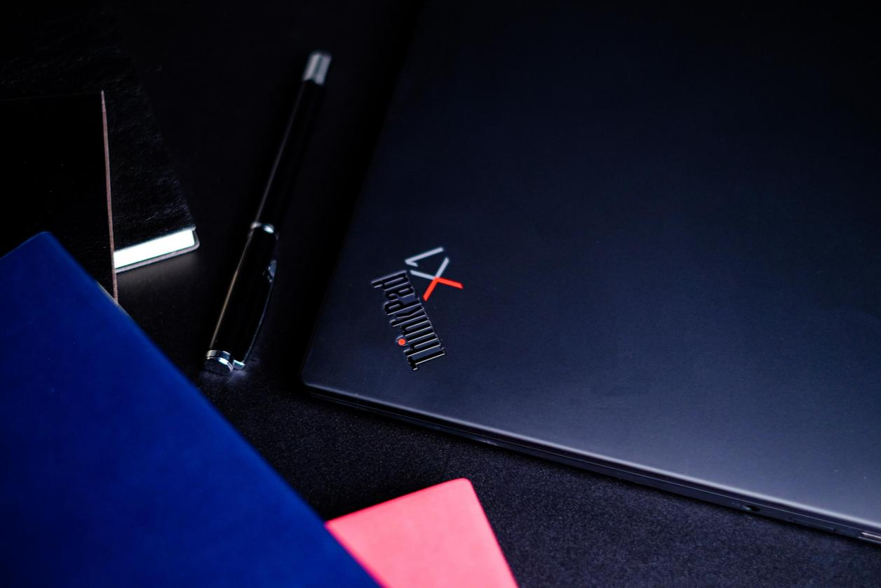ThinkPad X1 Carbon笔记本怎么样？让它为你开启职场中轻奢之旅的大门的第1张示图