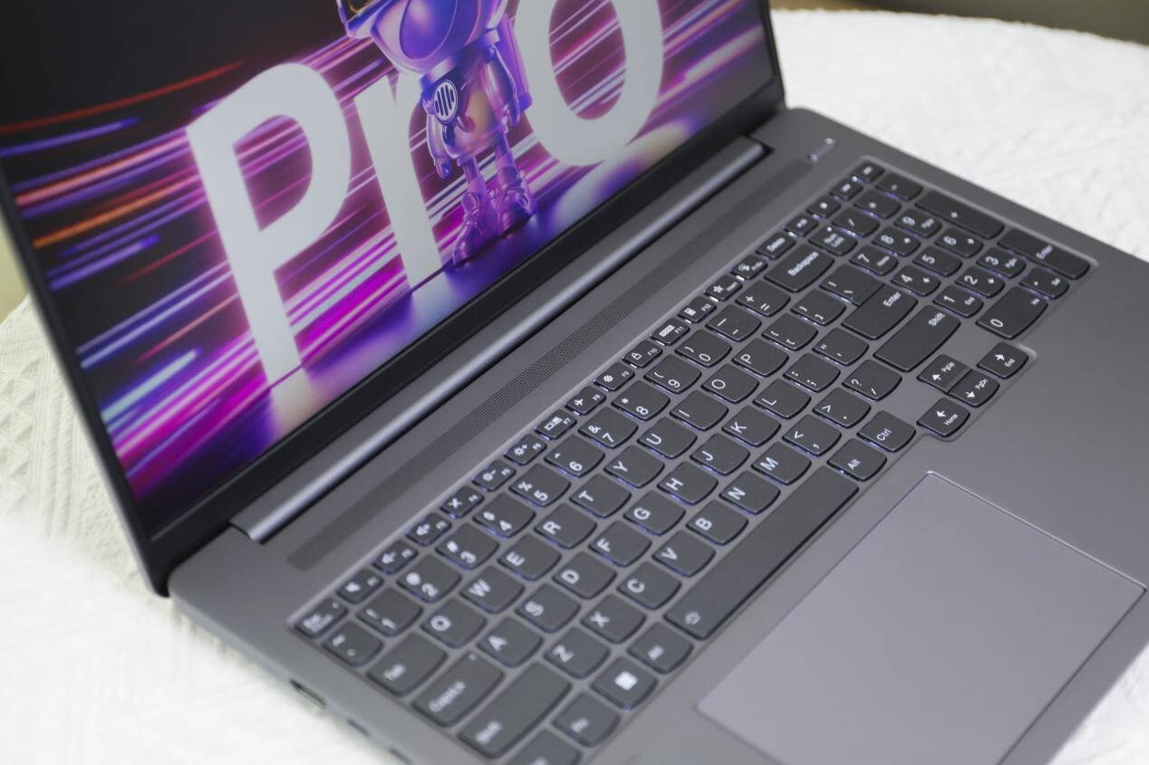 2023款联想小新Pro16值得买吗？评测：用锐龙核显轻薄本带妹上分！