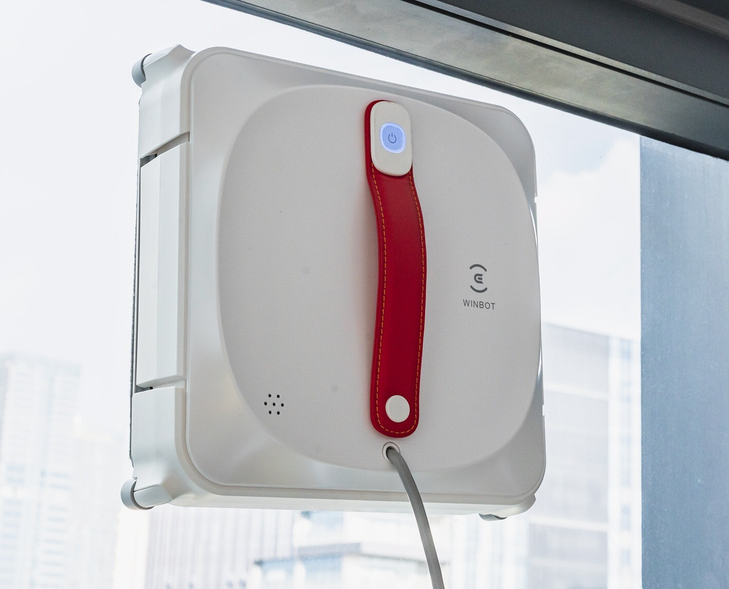 擦窗户困难又危险？有科沃斯窗宝来承担的第2张示图