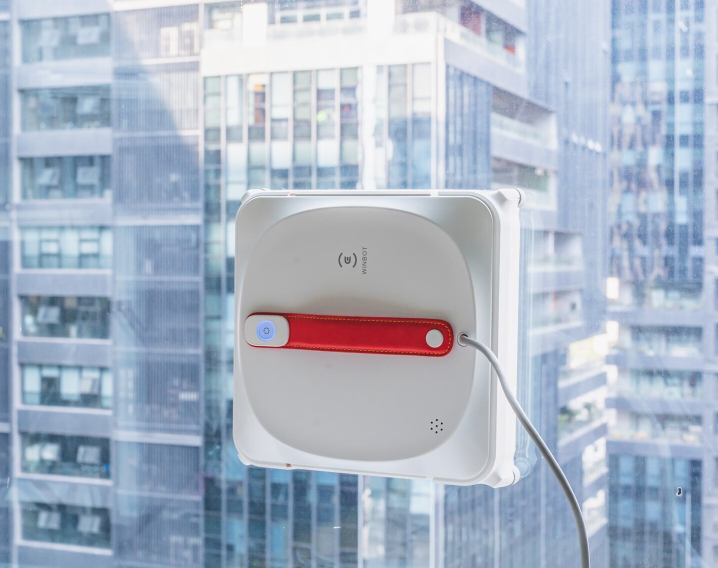 擦窗户困难又危险？有科沃斯窗宝来承担的第4张示图