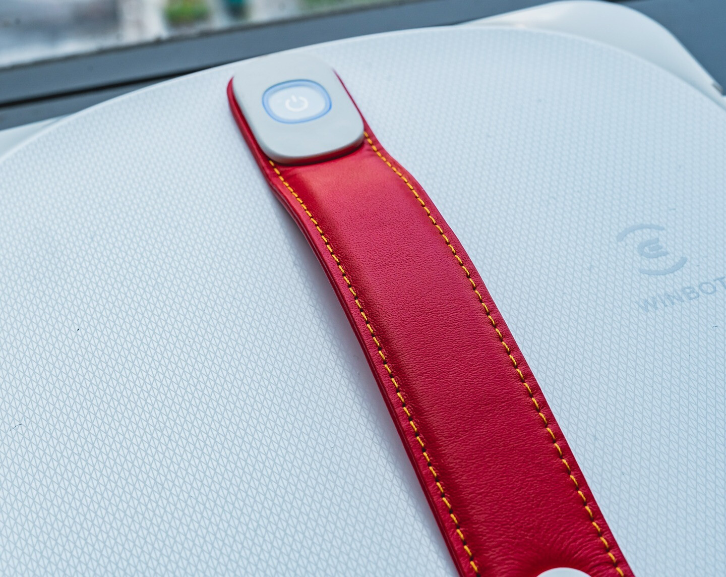 擦窗户困难又危险？有科沃斯窗宝来承担的第3张示图