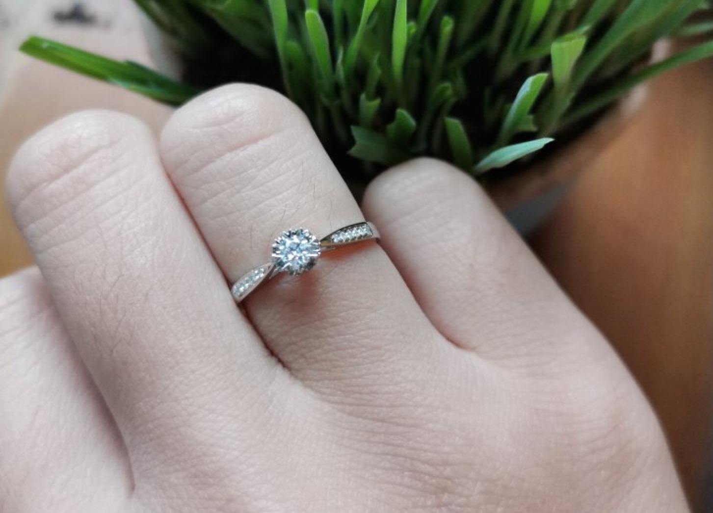 周六福群镶雪花钻石戒指，对你的爱如初雪般纯粹的第2张示图