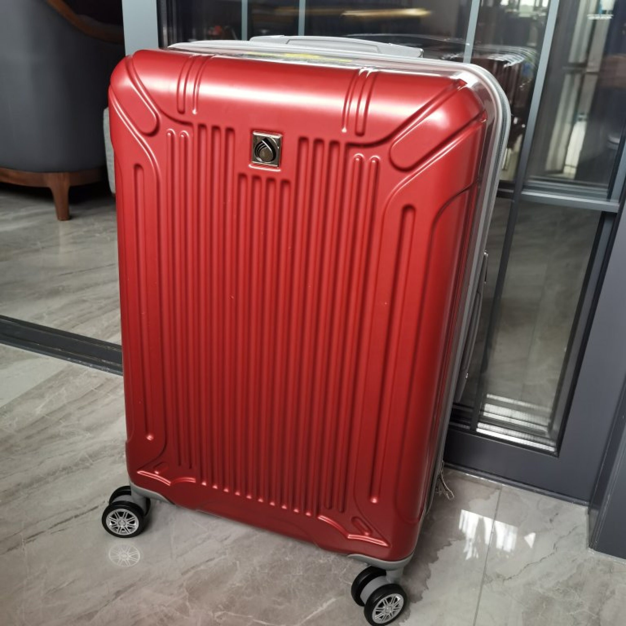 外交官万向轮行李箱评测：可扩充硬箱，旅行更舒适的第1张示图