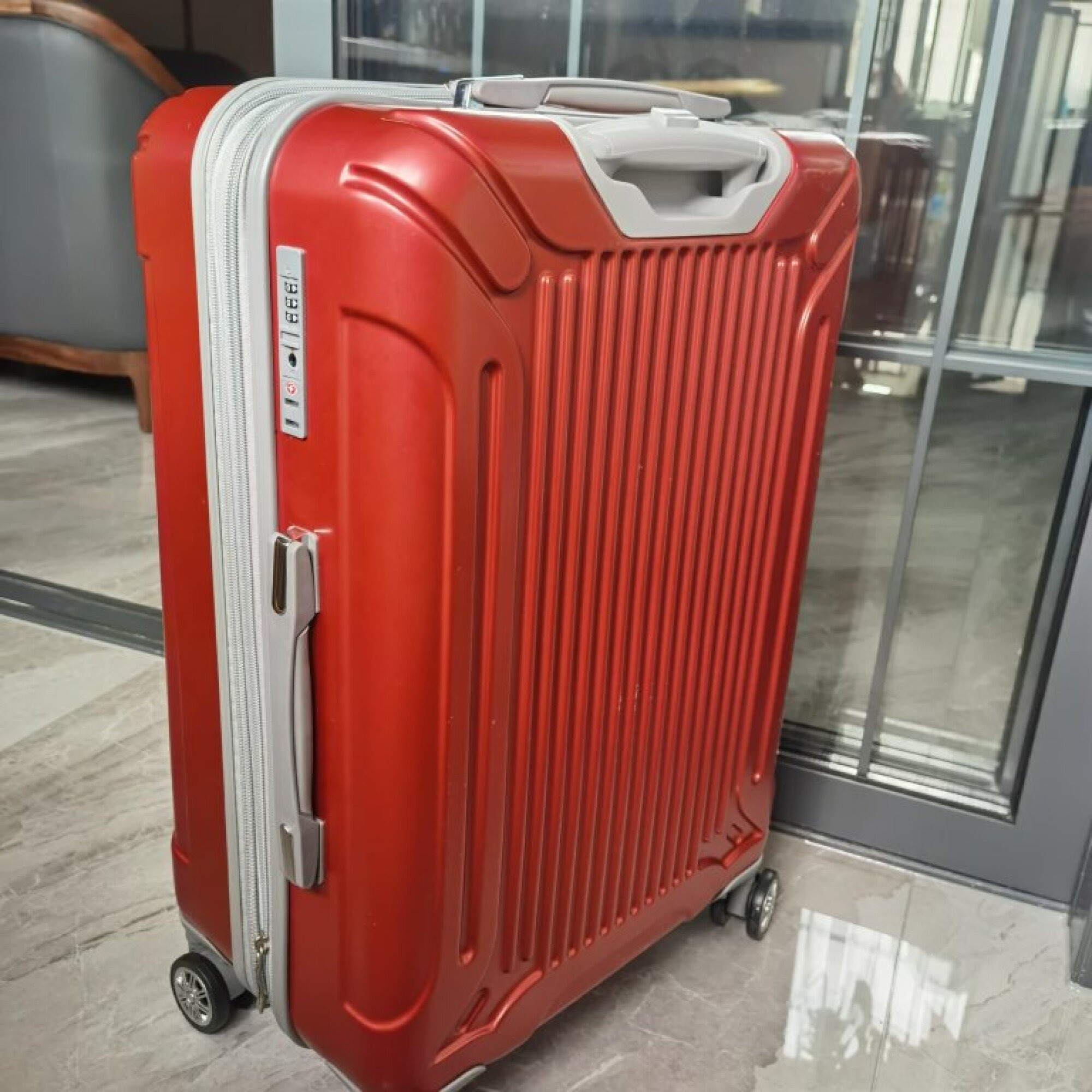 外交官万向轮行李箱评测：可扩充硬箱，旅行更舒适的第2张示图