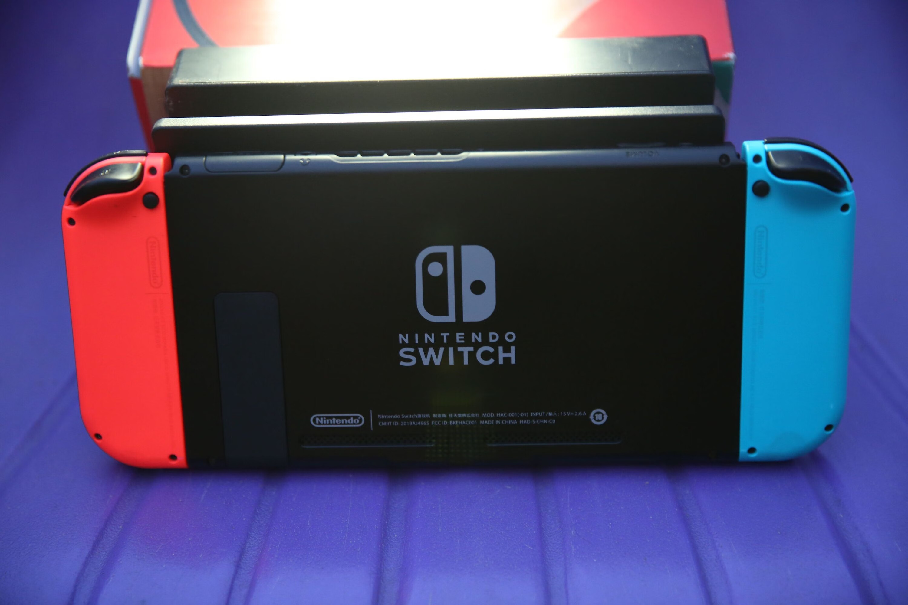 方便收纳随时玩，任天堂Switch红蓝主机让游戏更方便的第3张示图