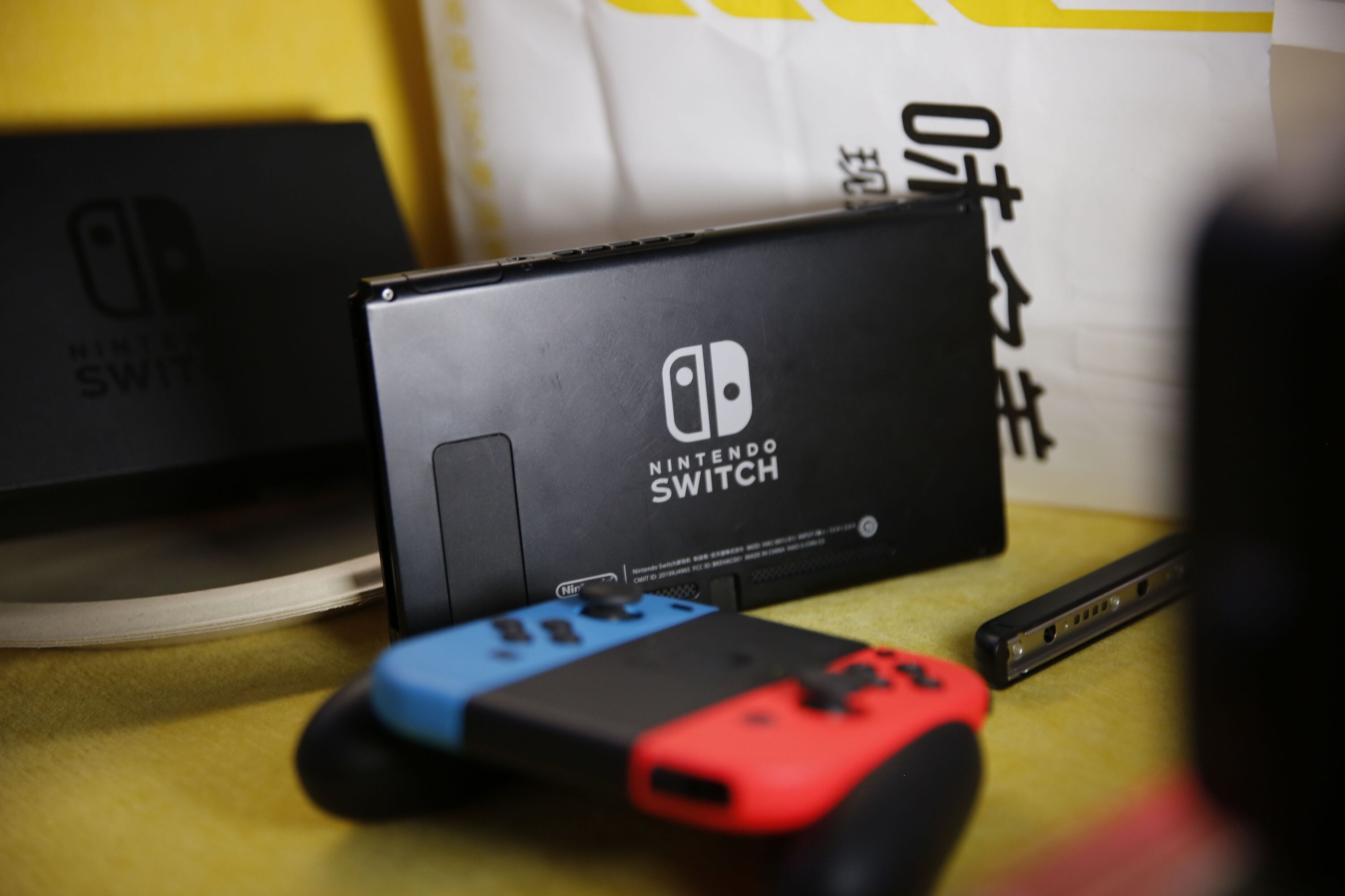 方便收纳随时玩，任天堂Switch红蓝主机让游戏更方便的第2张示图