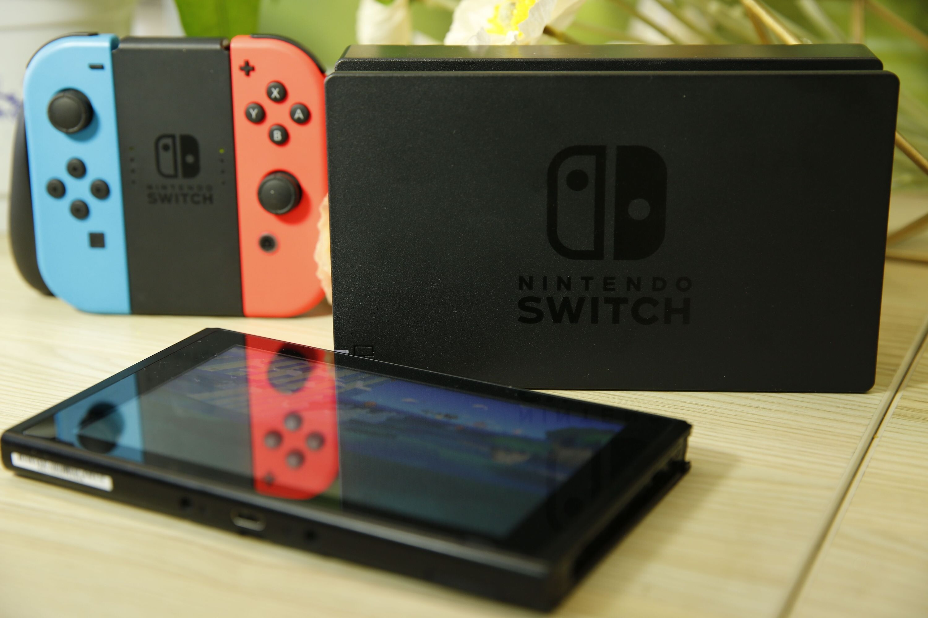 方便收纳随时玩，任天堂Switch红蓝主机让游戏更方便的第4张示图