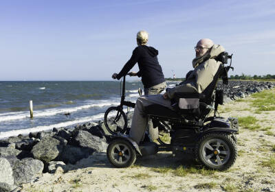 轻巧便携的电动轮椅车，让每一次出行更轻松