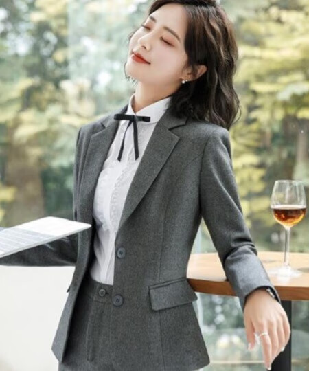 当她穿上职业西装时，女人味掩藏不住-JinMo之家