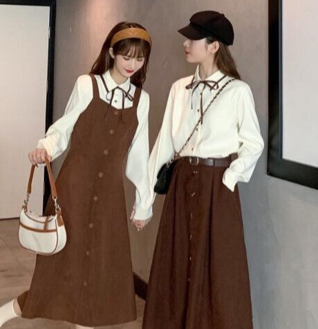 衬衫外面加条吊带裙，这个“刚柔并济”的组合-JinMo之家