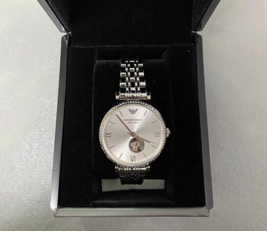 塑造时尚潮流气质,阿玛尼手表很给力的第3张示图 塑造时尚潮流气质,阿玛尼手表很给力的第3张示图